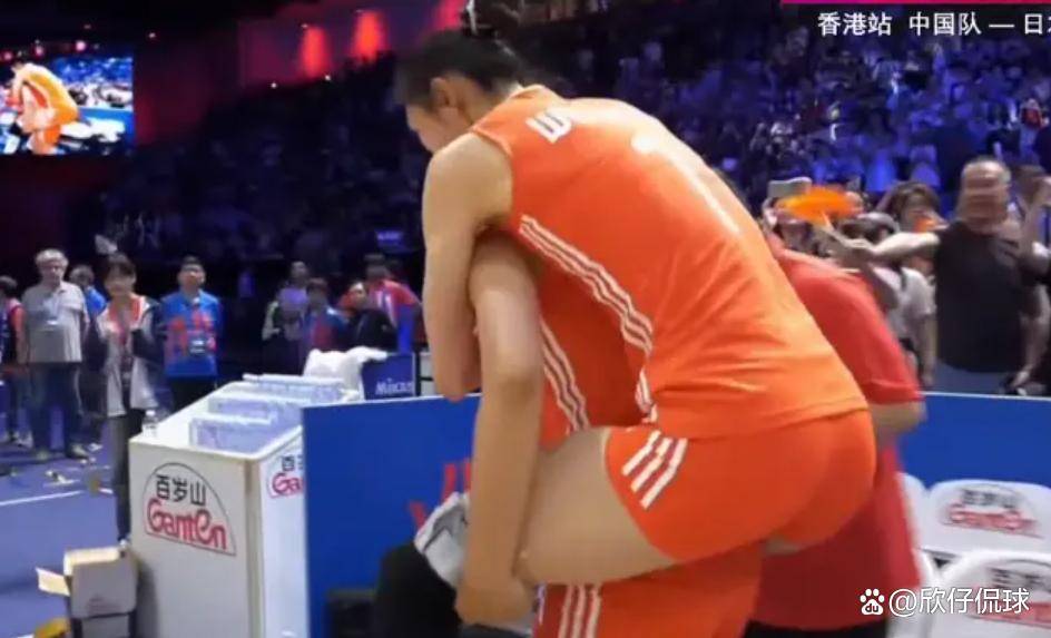 沙尔克中场担架抬出场,情况严峻的简单介绍 沙尔克中场担架抬出场,情况严峻的简单介绍