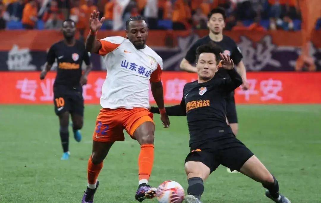 足球赛场国内豪门齐聚,实力对决令人期待 足球赛场国内豪门齐聚,实力对决令人期待