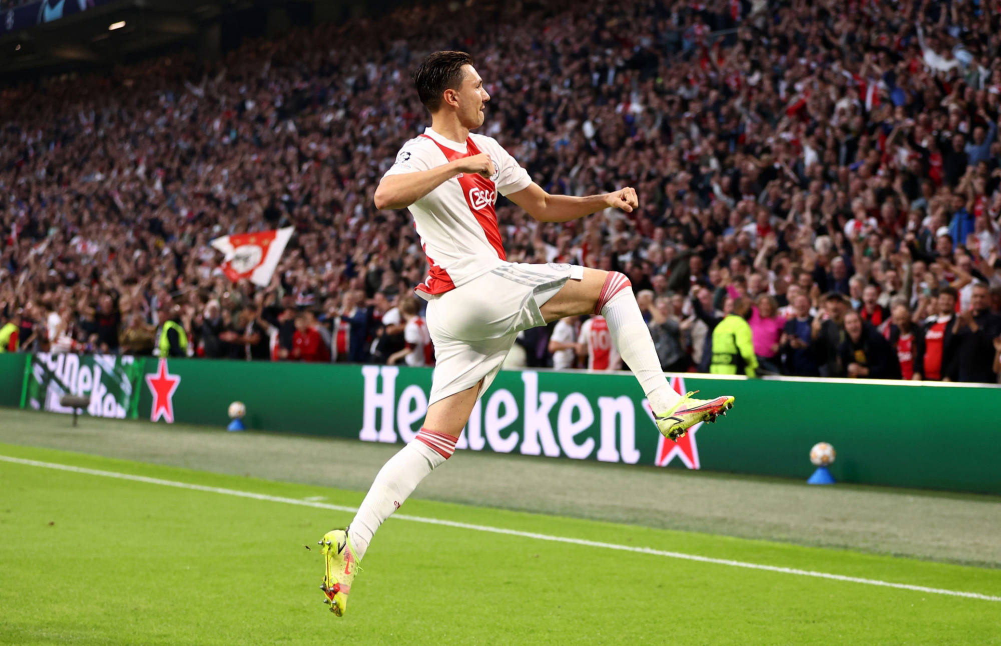 阿贾克斯攻击如潮,豪取大胜的简单介绍 阿贾克斯攻击如潮,豪取大胜的简单介绍