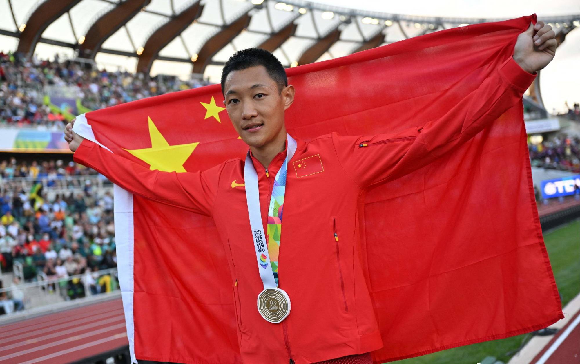 田径跳高男子决赛选手争夺冠军 田径跳高男子决赛选手争夺冠军