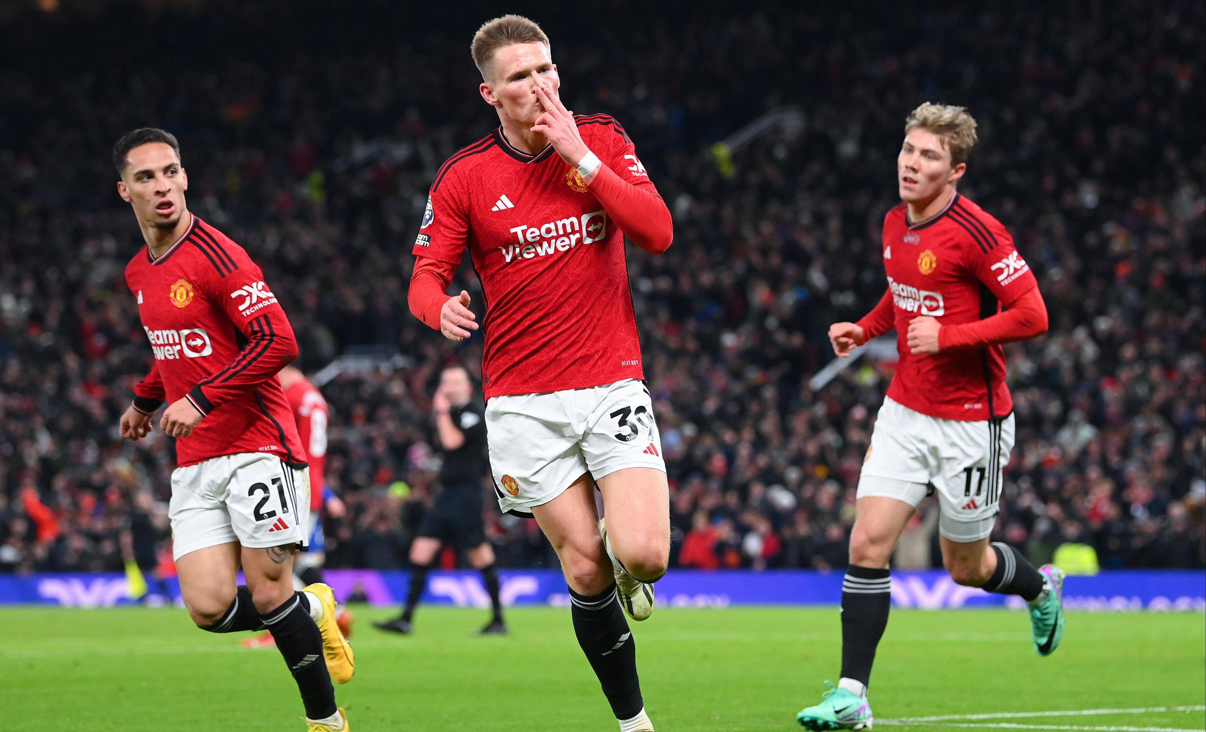 曼联队员在场上展现出了团结和合作 曼联队员在场上展现出了团结和合作