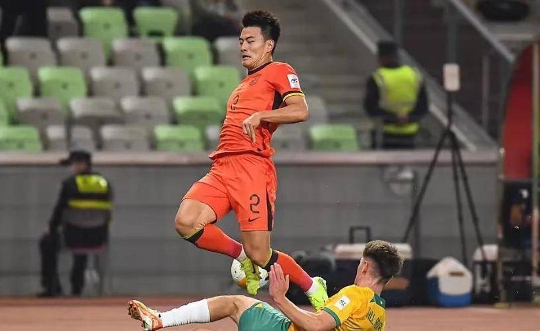 国足选手奋勇拼搏,不畏艰难 国足选手奋勇拼搏,不畏艰难