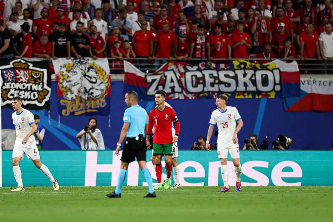 包含精彩足球盛事持续进行，球队实力对比激烈的词条