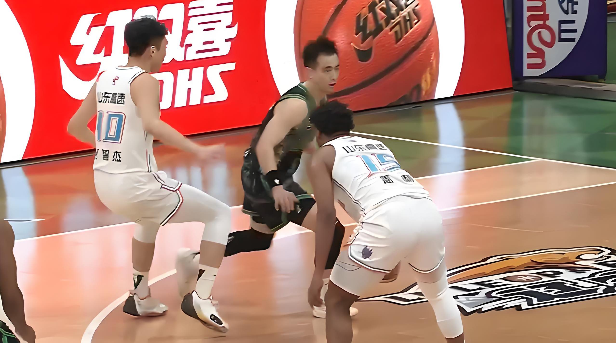 山东队在主场比赛中赢得了一场关键胜利 山东队在主场比赛中赢得了一场关键胜利