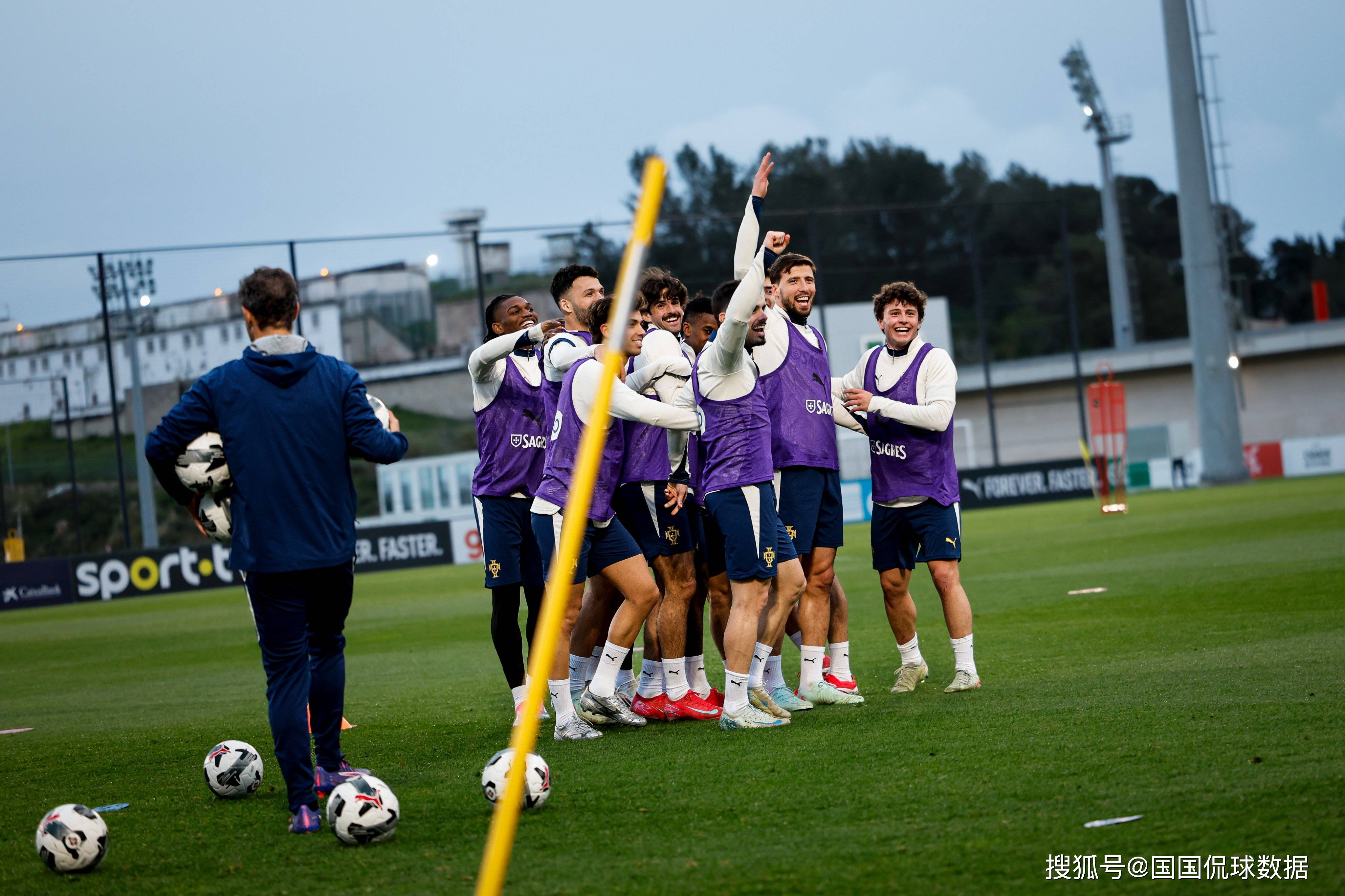 欧国联比赛激战正酣现场观众尖叫 欧国联比赛激战正酣现场观众尖叫