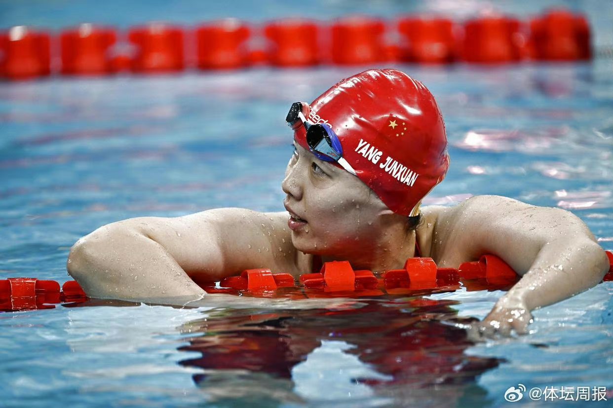 美女游泳选手夺得金牌,掀起热烈讨论 美女游泳选手夺得金牌,掀起热烈讨论