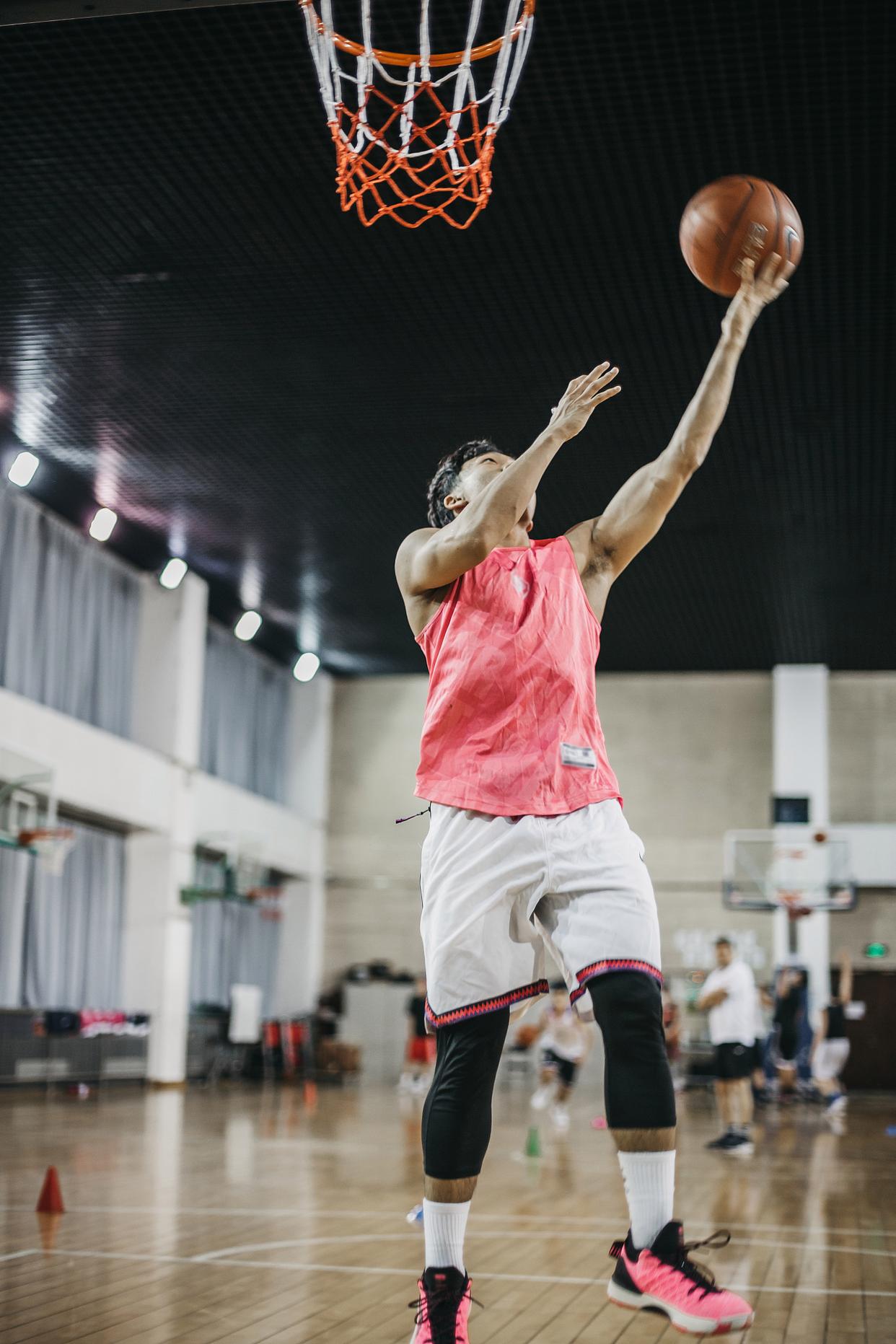 NBA球员在训练中全力以赴备战 NBA球员在训练中全力以赴备战