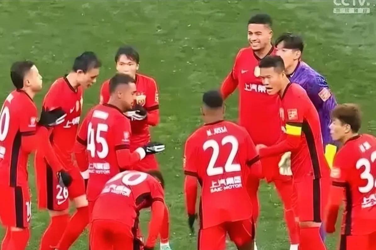 中超传奇球员重新站赛场,引发球迷狂热狂欢 中超传奇球员重新站赛场,引发球迷狂热狂欢