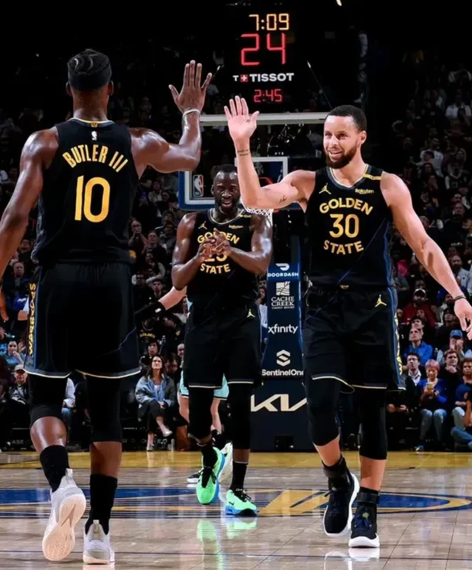 勇士击败湖人,取得三连胜 勇士击败湖人,取得三连胜